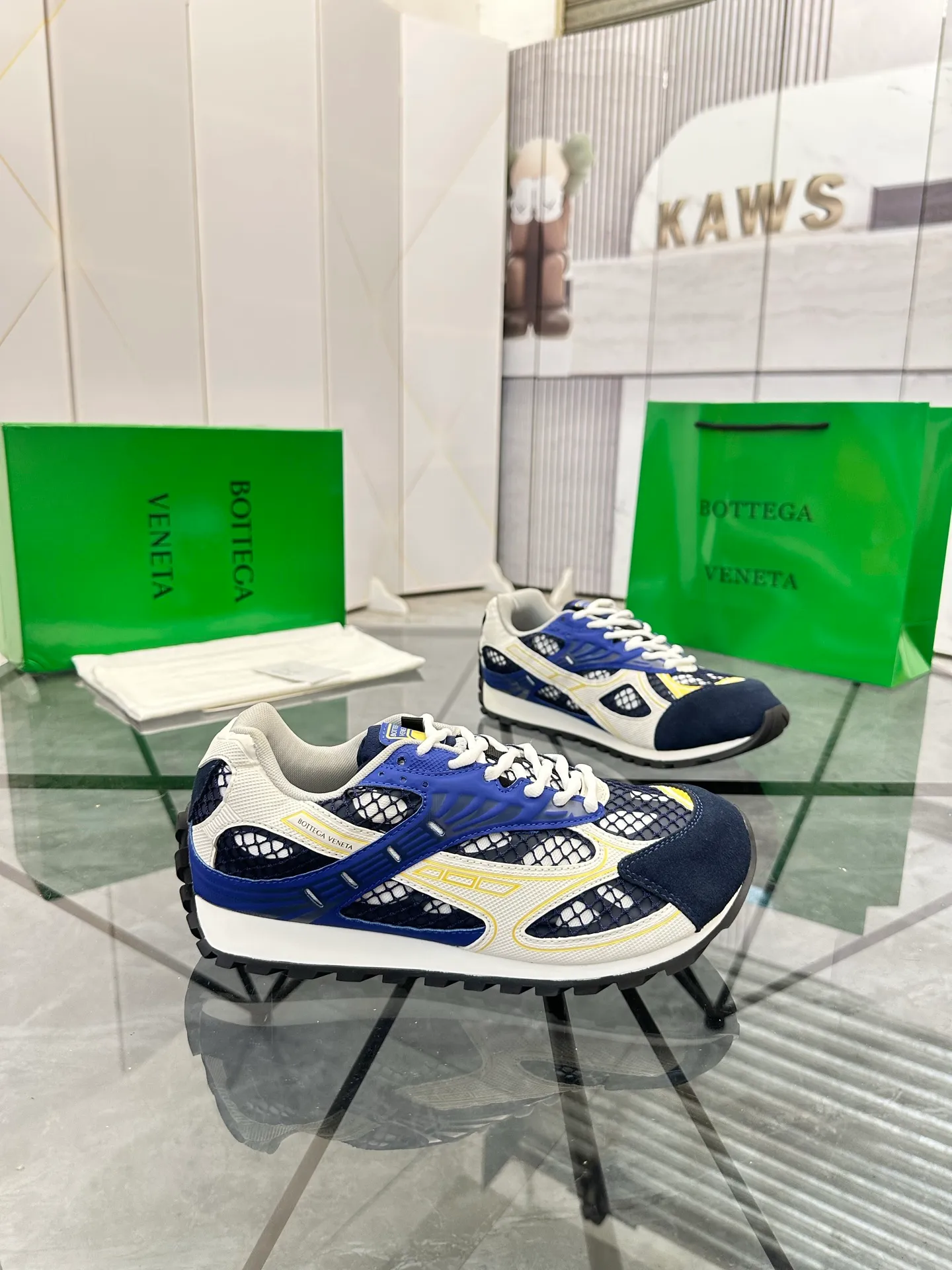 Factory men's shoes 💰: 620💰 (top version) BV Orbit sneakers Wang Yibo's same style couple's dad shoes Runner sneakers, made of lightweight technical mesh fabric. Matched with geometric pattern designed rubber outsole Wang Zha series high version Look for the package craftsmanship The actual height is much higher, but the legs are still slim. Very nice and playable and durable Matching to the standard 💯 Package shoe technology Look for the high version The outsole is made of color-blocked TPU outsole Women's model 35 36 37 38 39 40 41 (40 41 customized) Men's model 38 39 40 41 42 43 44 45. (Customized size 38 45.46) No. H345